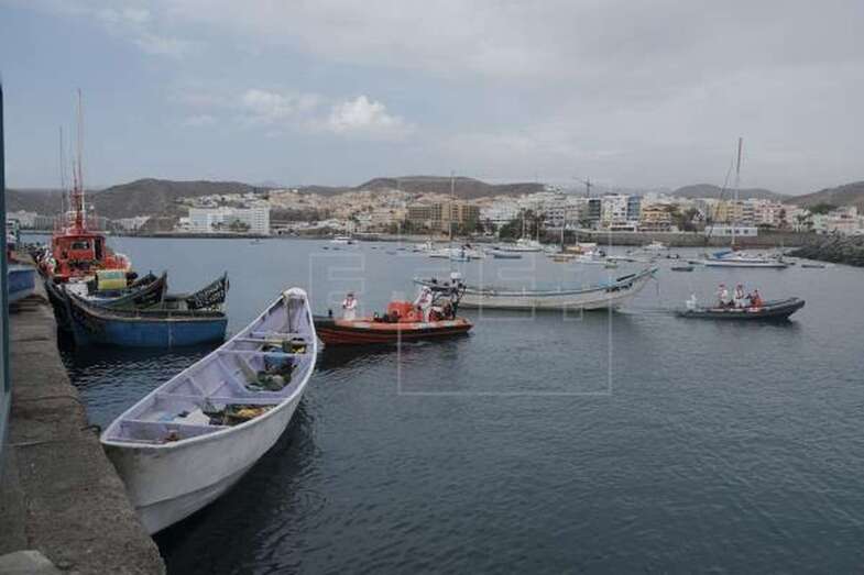 Personal de Salvamento reubica en Arguineguín los distintos cayucos y pateras que se acumulan en el muelle (Foto EFE / Ángel Medina G.)